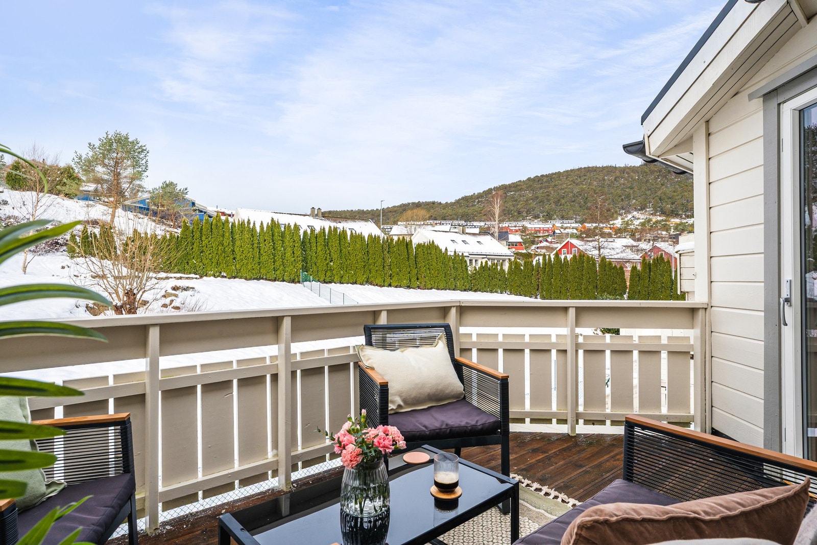 Innred med ønsket utemøblement for hyggelige stunder med venner og familie. Galleribilde