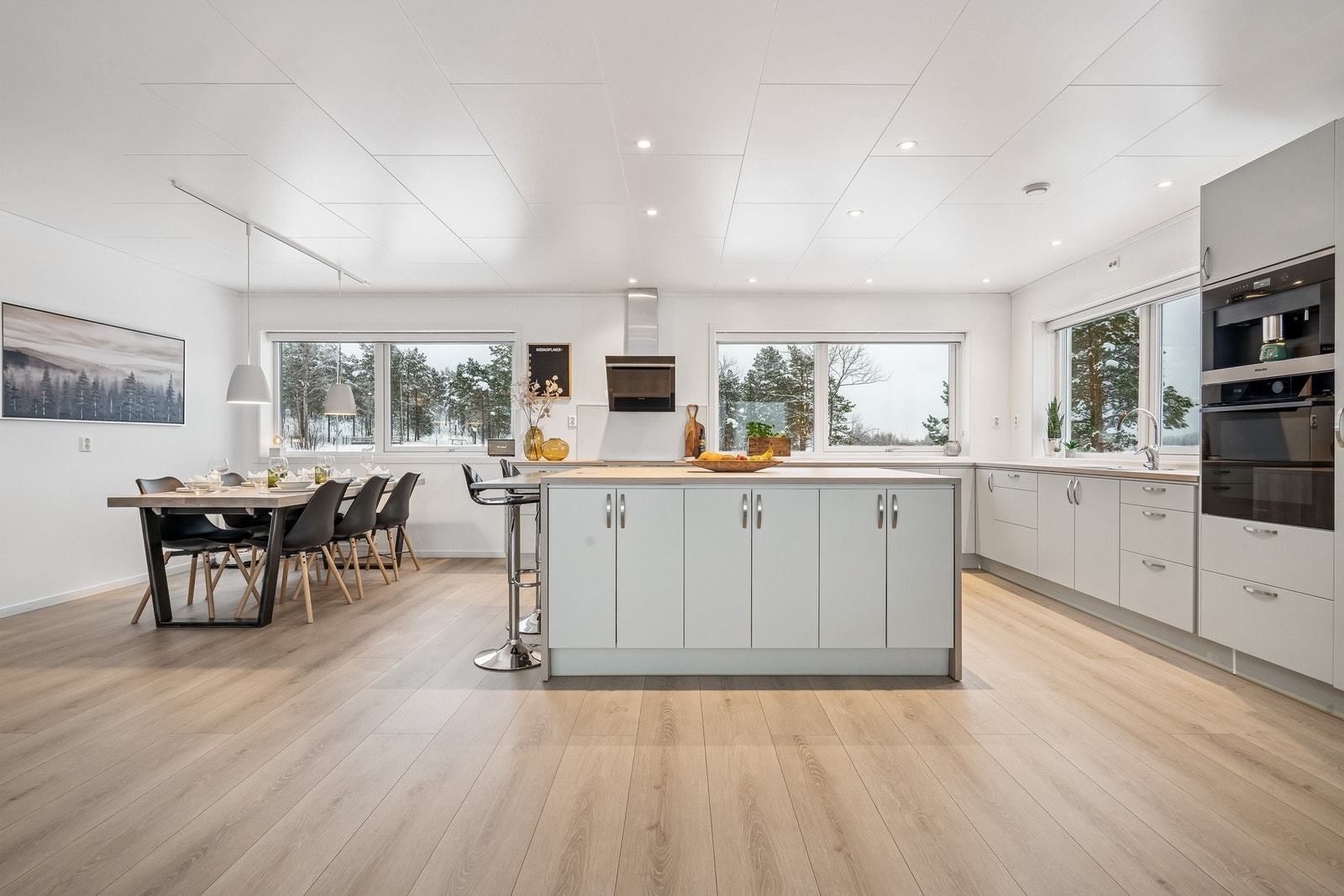 Nydelig kjøkken med integrerte hvitevarer Galleribilde