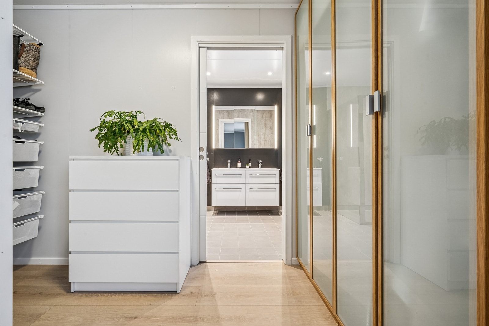 Praktisk walk-in garderobe i tilknytting til hovedsoverommet Galleribilde