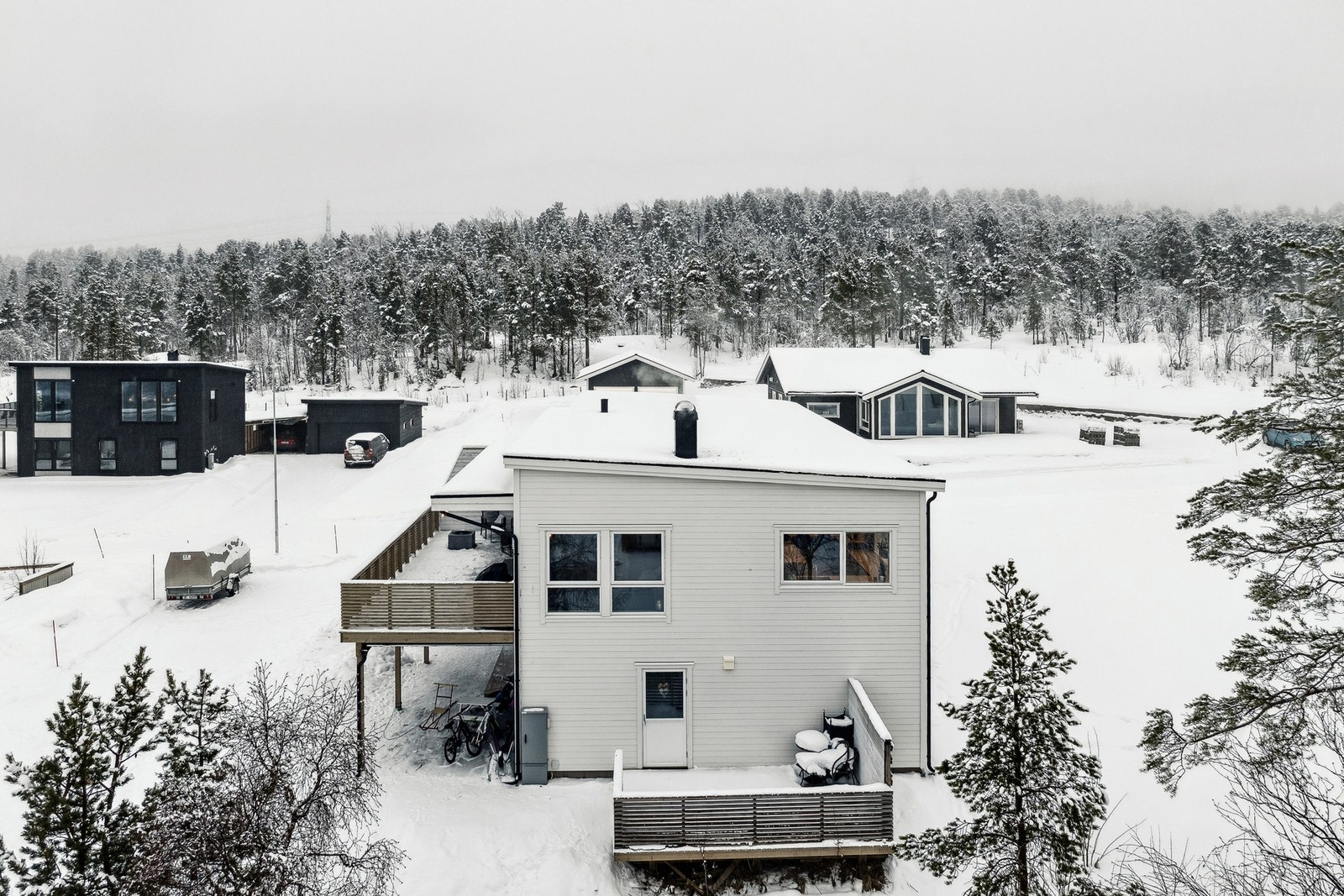 Boligen har en godkjent 3-roms utleiedel i 1. etasje. Leiligheten har to soverom, stue, kjøkken, bad og både innvendig og utvendig bod. Galleribilde