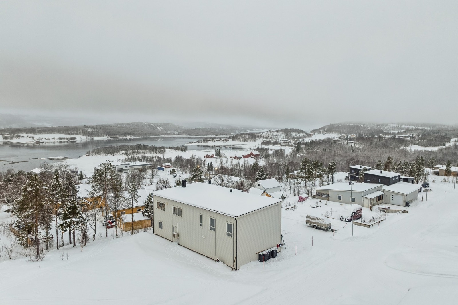 Gangavstand til Malangen skole, barnehage, treningsrom og butikk. Galleribilde