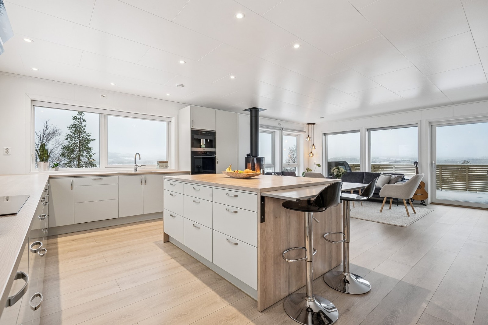 Romslig kjøkken med integrerte hvitevarer Galleribilde