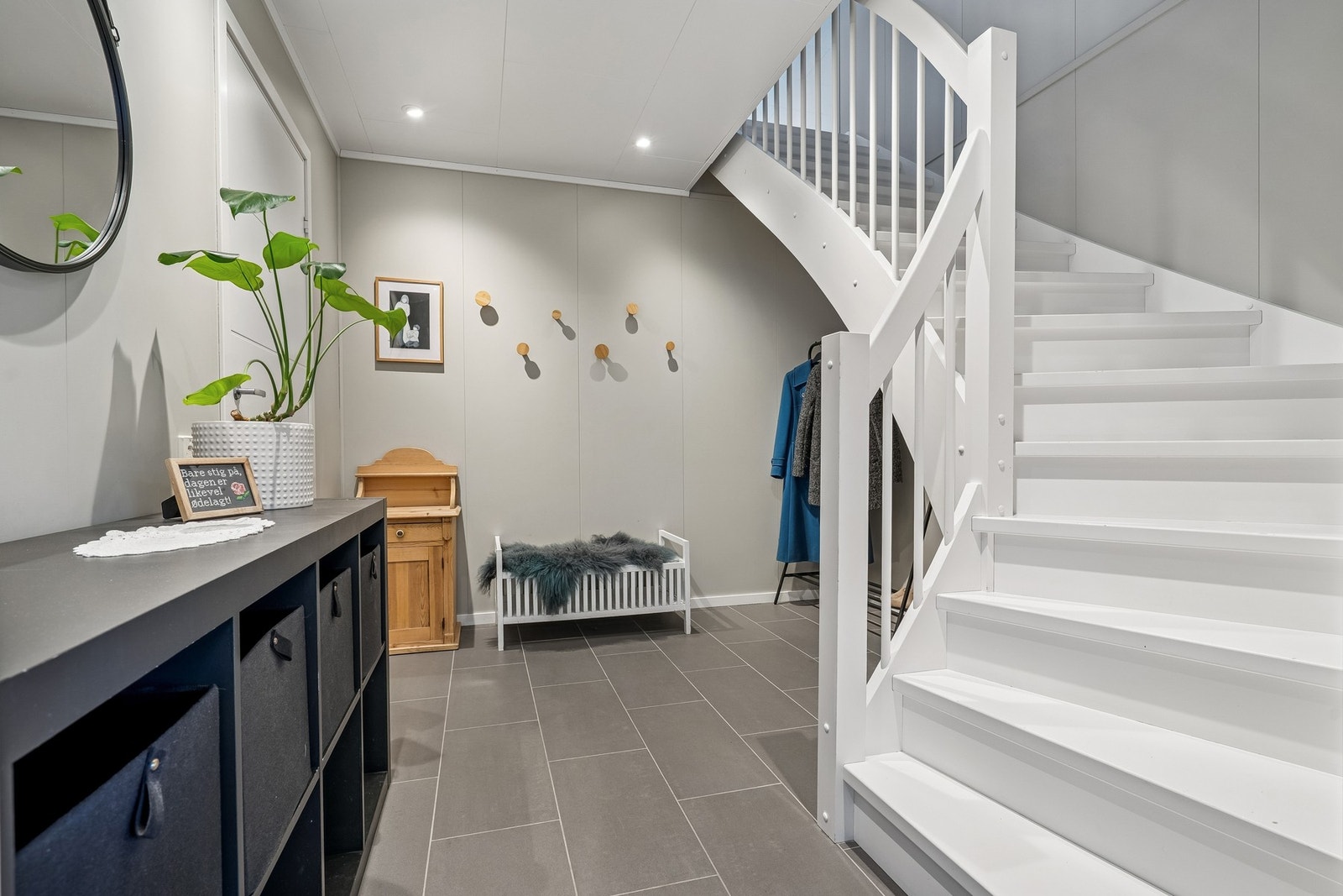 Romslig entré Galleribilde