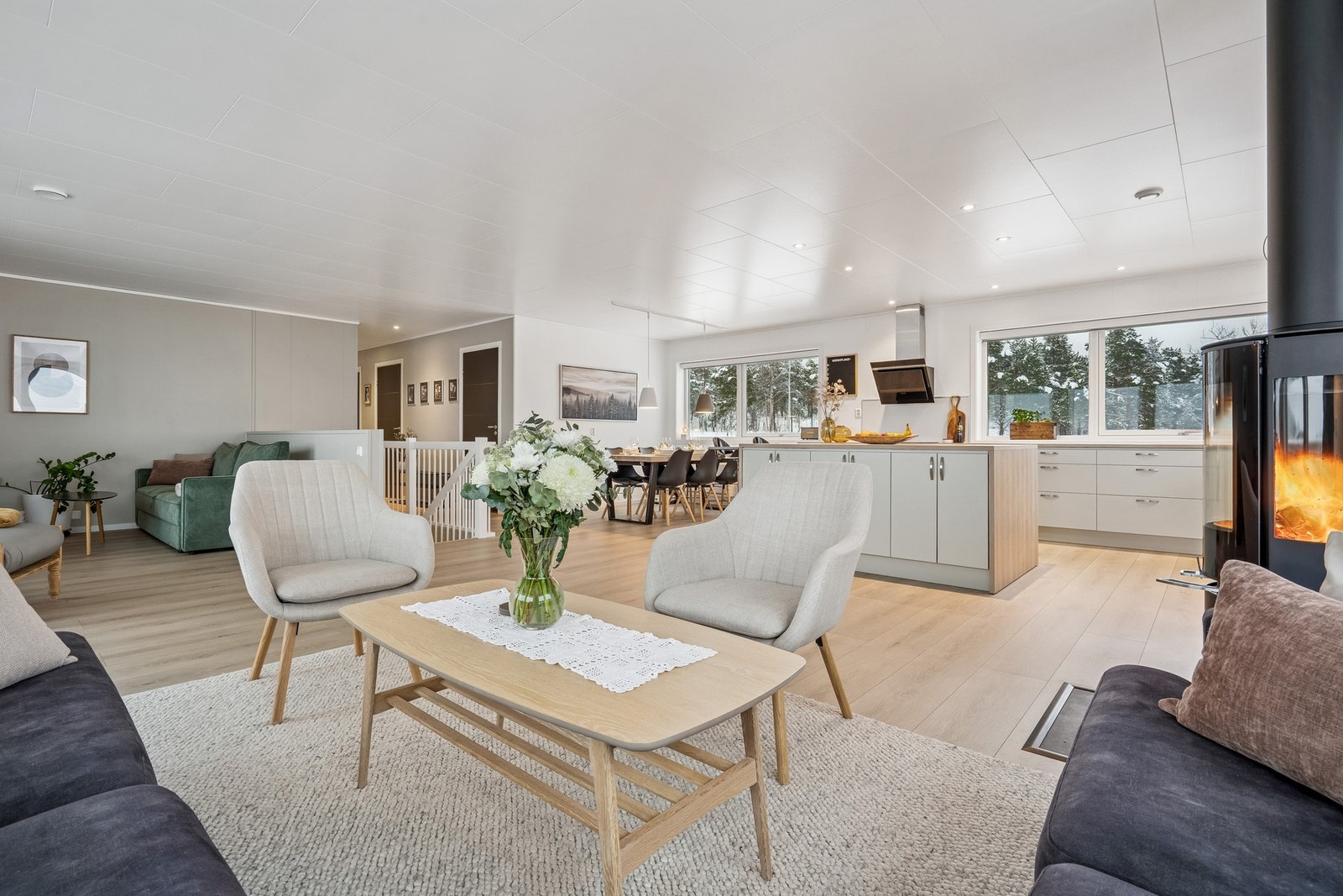 Boligen har romslige oppholdsrom og fine farge- og materialvalg Galleribilde