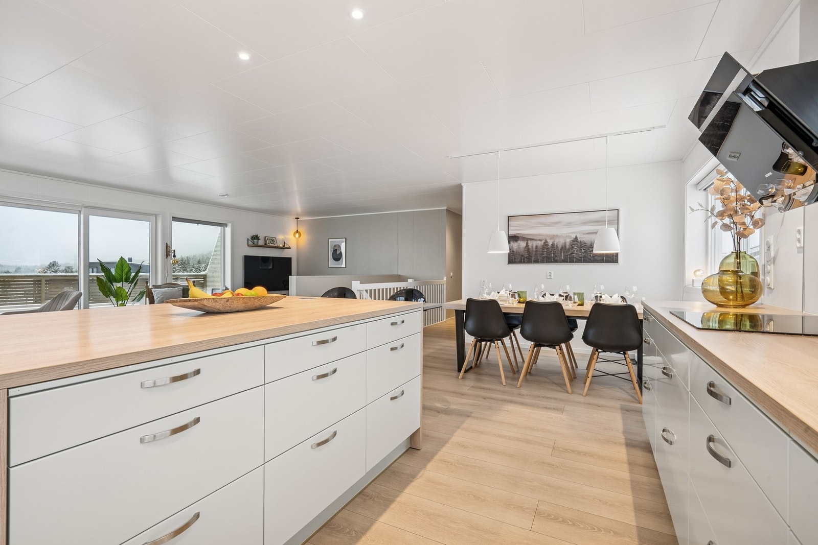 Moderne kjøkken med god plass i skuffer og skap Galleribilde