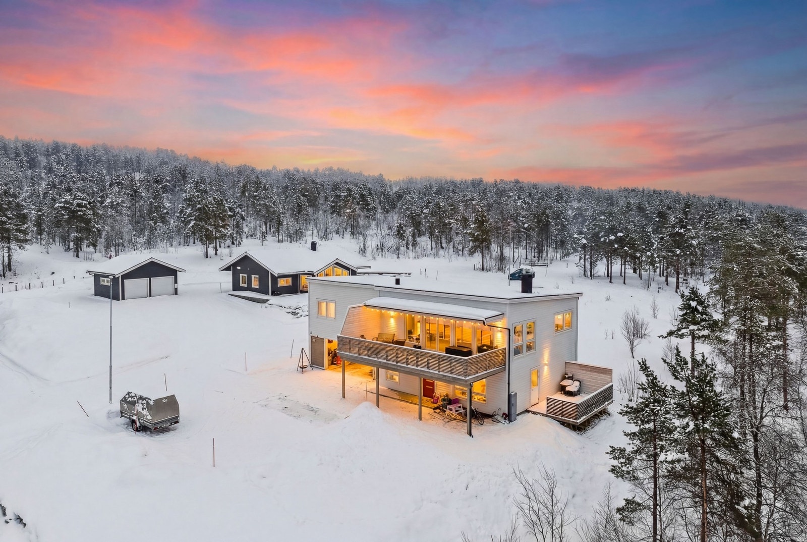 Fasade
Kveld, illustrasjon Galleribilde