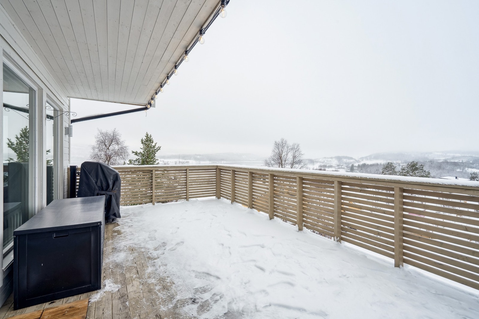 Stor veranda med gode sol- og utsiktsforhold Galleribilde