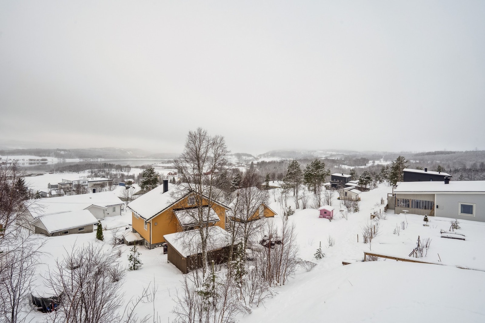 Svært fin intern beliggenhet i øverst og innerst i feltet Galleribilde
