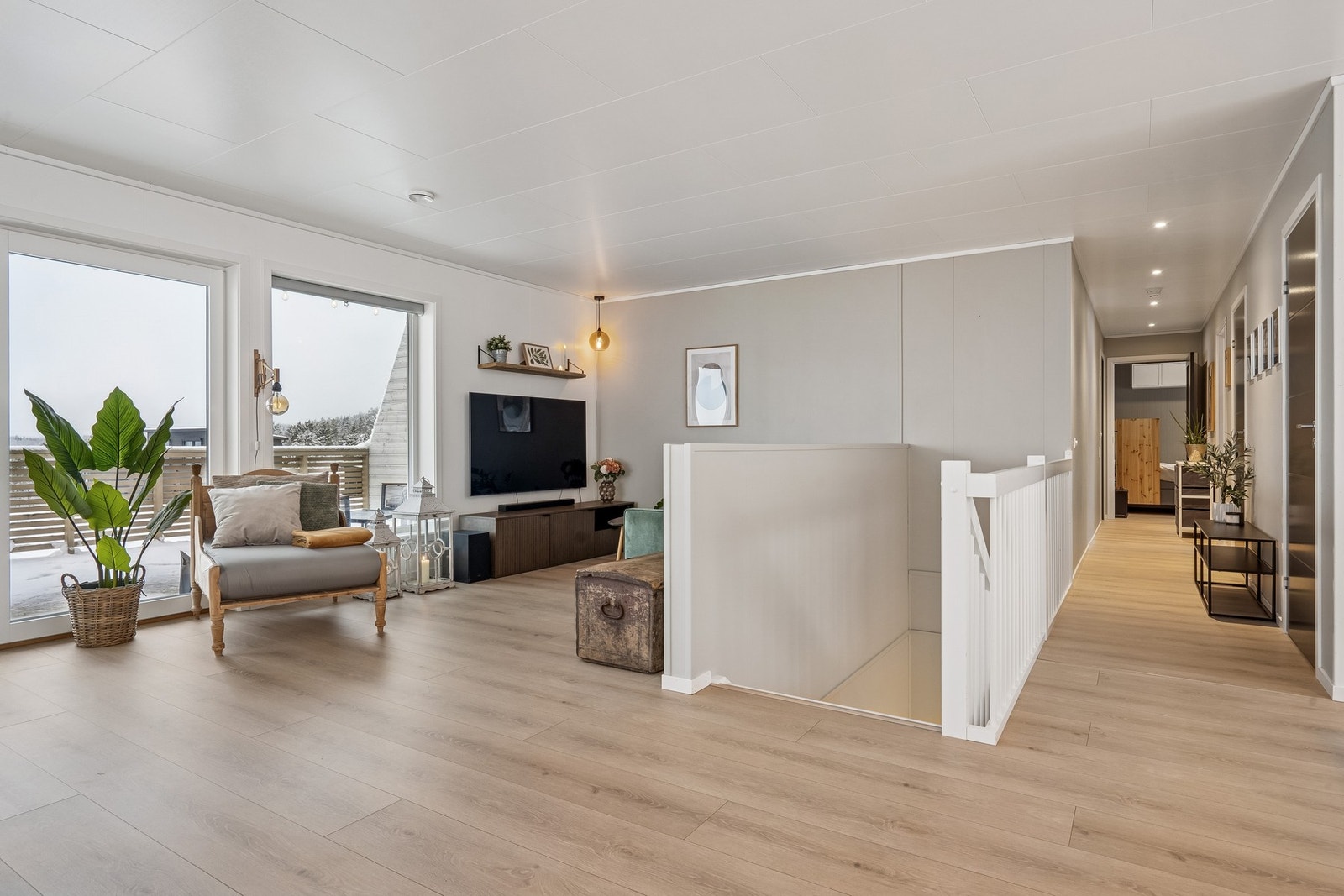 Boligen er fra 2019 og har en god planløsning over to etasjer Galleribilde