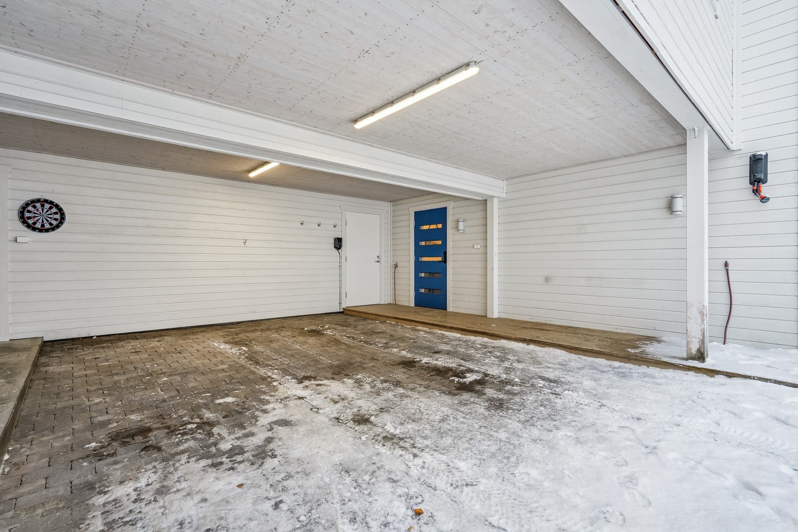 Parkering i carport og biloppstillingsplasser på egen tomt. Det er montert el-bil lader i carporten Galleribilde
