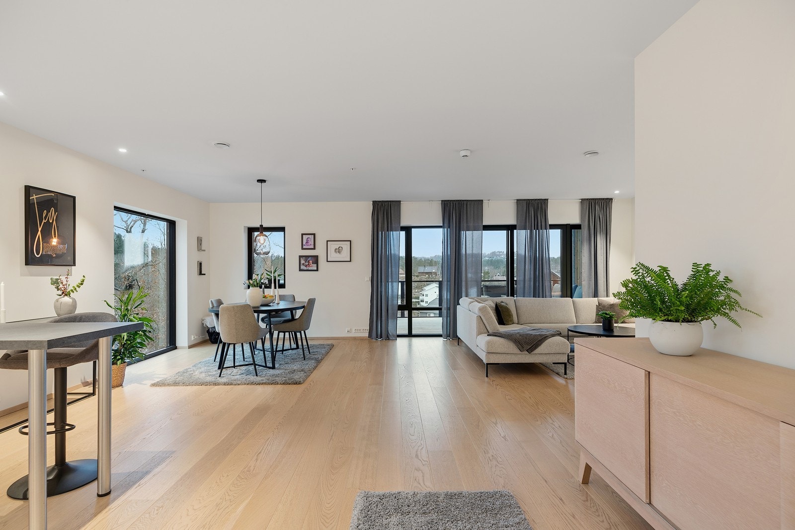 Stuen oppleves lett å innrede, og har god plass til spisegruppe og sofagruppe. Galleribilde