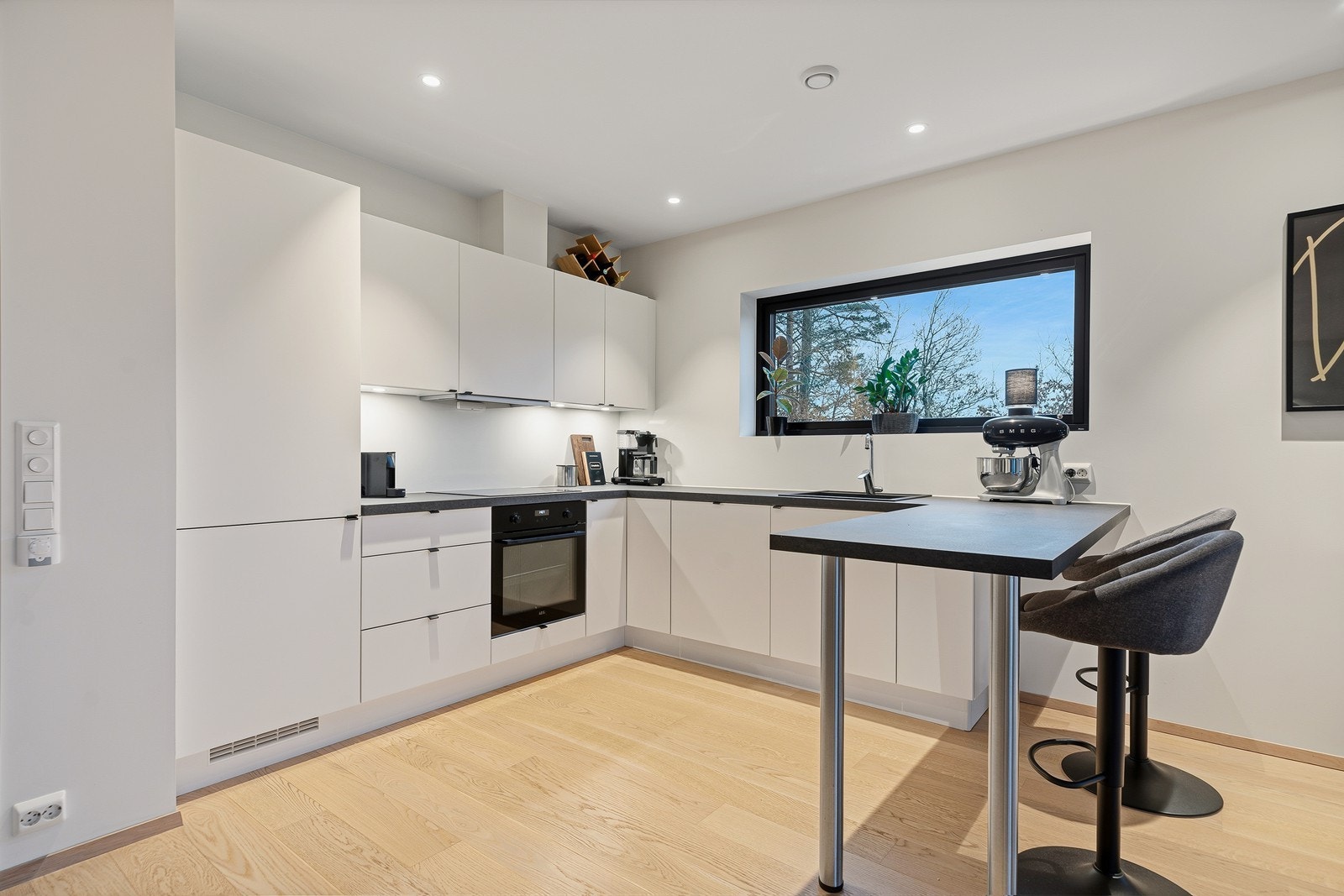 Pent kjøkken med god oppbevaringsplass og benkeplass Galleribilde