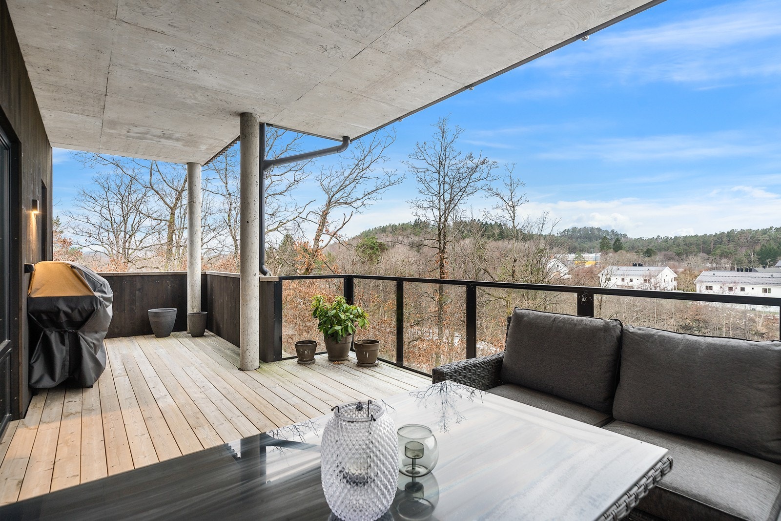 Terrassen vender mot et rolig friområde og har flott utsikt Galleribilde