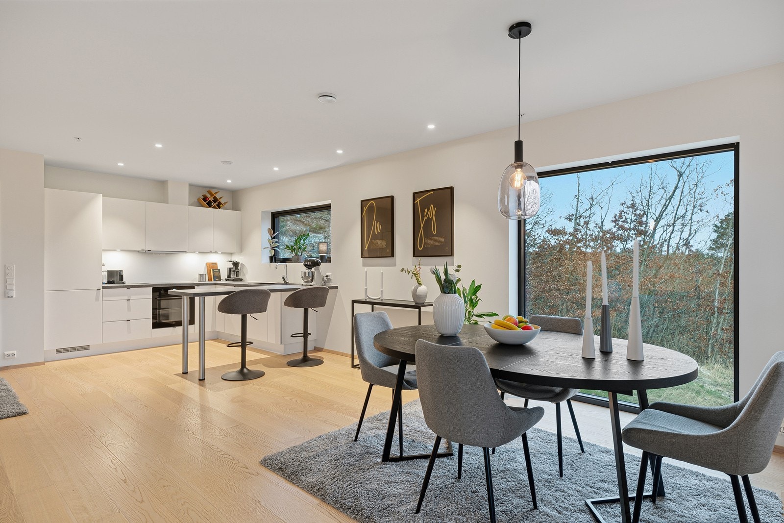 Leiligheten har en gjennomtenkt planløsning med gang, bad, romslig stue med åpen kjøkkenløsning, vaskerom og to soverom Galleribilde