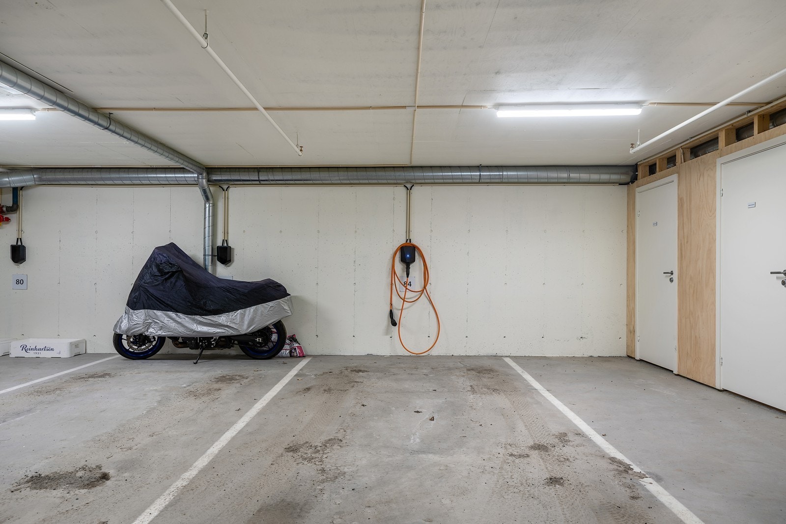 Parkeringsplass med elbil-lader Galleribilde