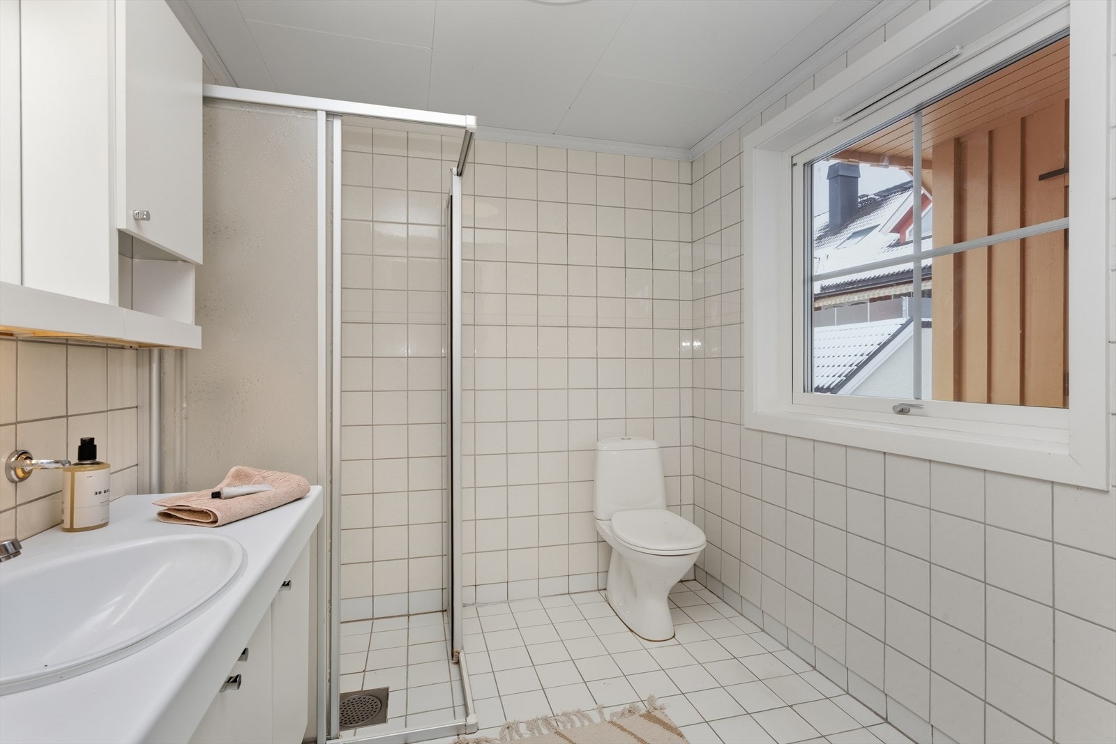 Badet i 2. etg. har disjvegger Galleribilde