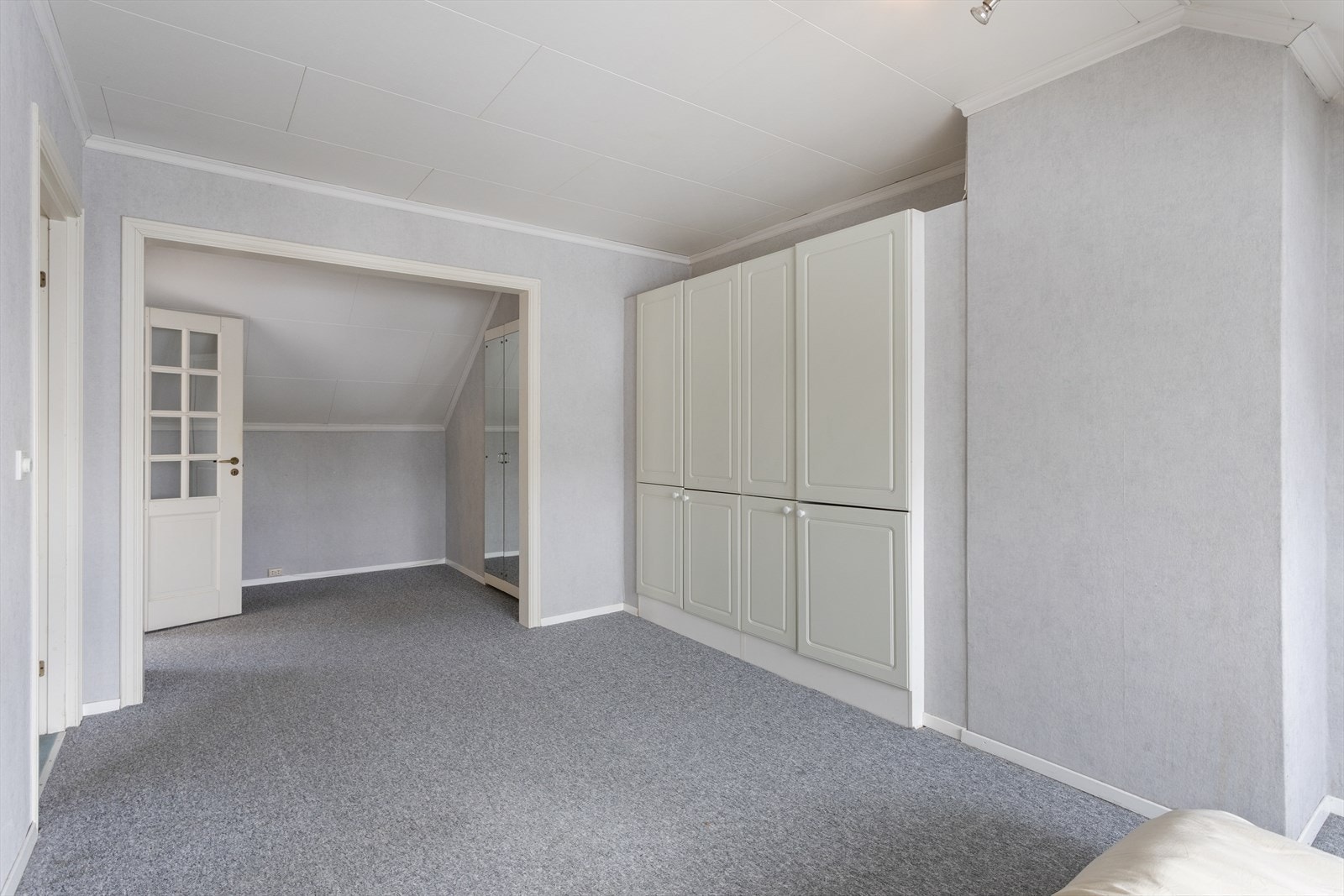 Hovedsoverommet har godt med skapplass Galleribilde