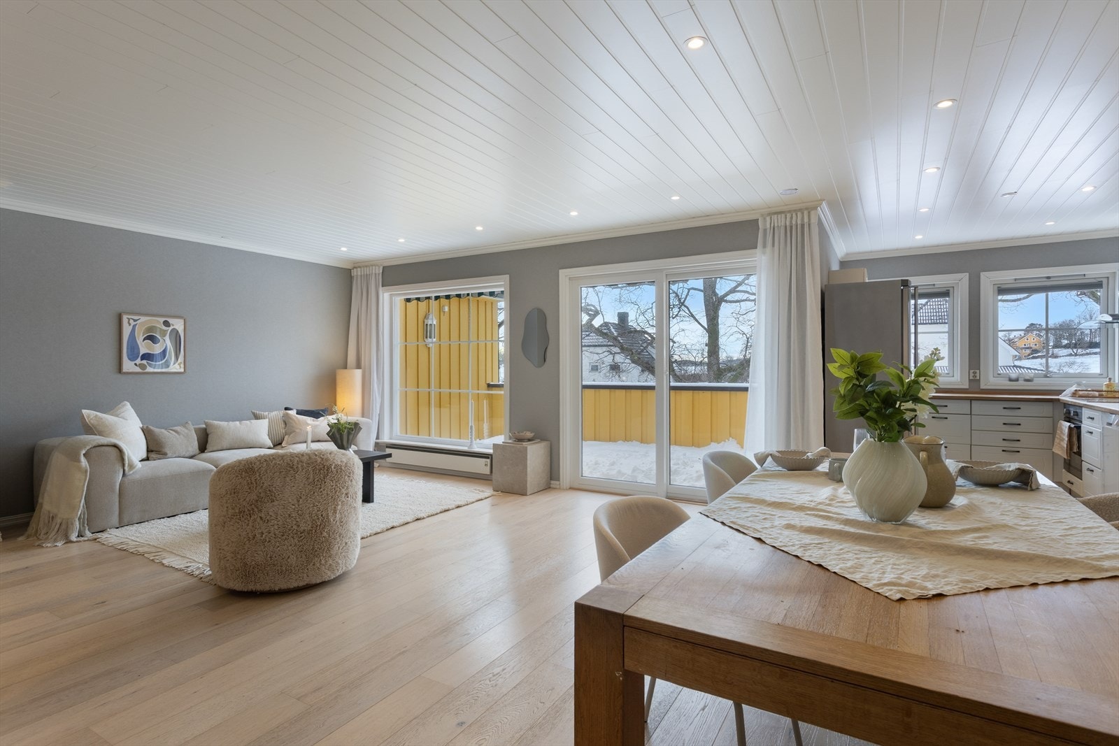 Stor og god stue med godt lys Galleribilde