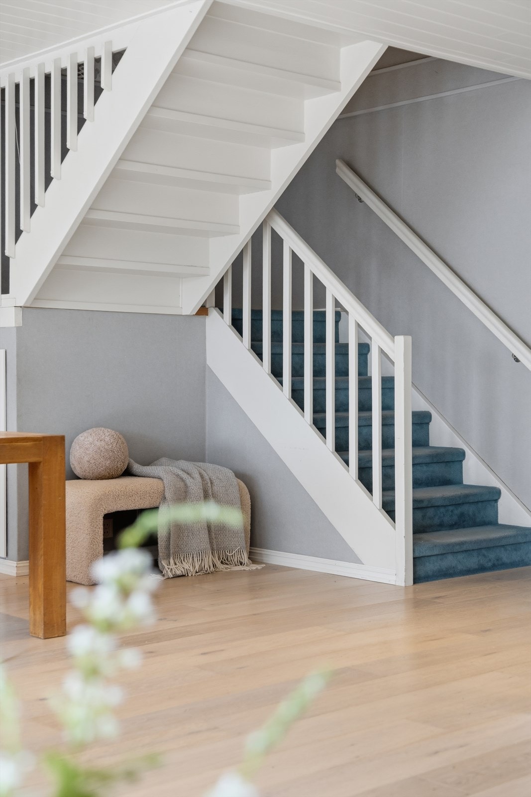 Fra stuen går trappen opp til øverste etasje Galleribilde