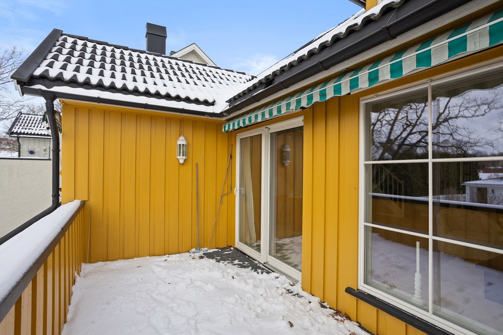 Stor, solrik balkong med utgang fra stuen Galleribilde