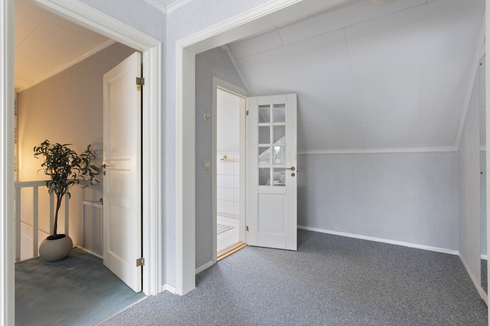 Fra hovedsoverommet med inngangen til badet lengst bort Galleribilde