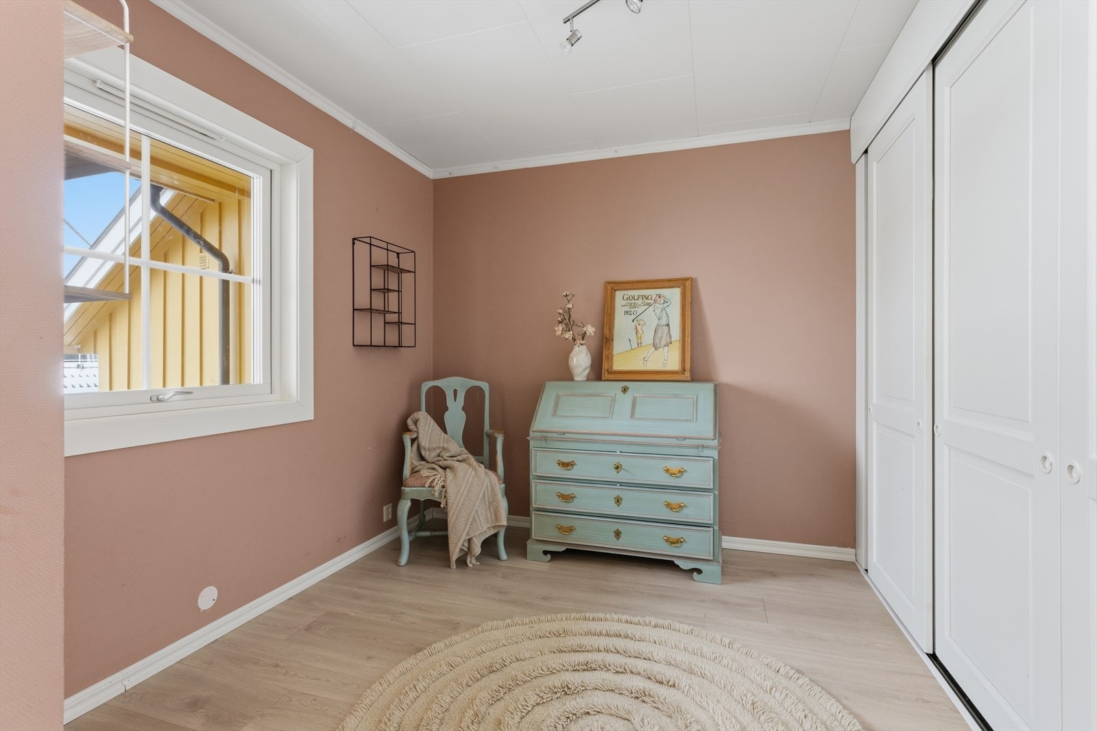 Soverommet i 2. etg. har skyvedørsgarderobe Galleribilde