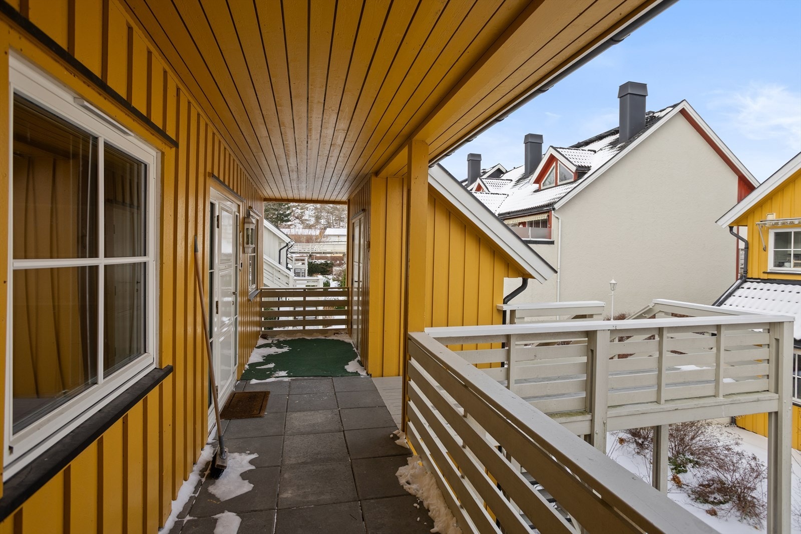 Overbygget svalgang ved inngangspartiet og sportsboden Galleribilde