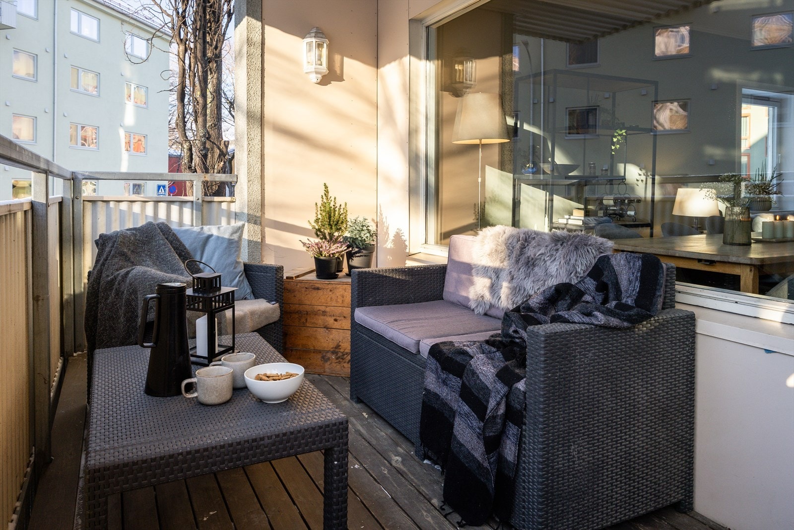 Direkte fra stuen ligger leilighetens trivelige overbygde balkong på 7 m². Balkongen er sørvendt og byr på gode solforhold. Galleribilde