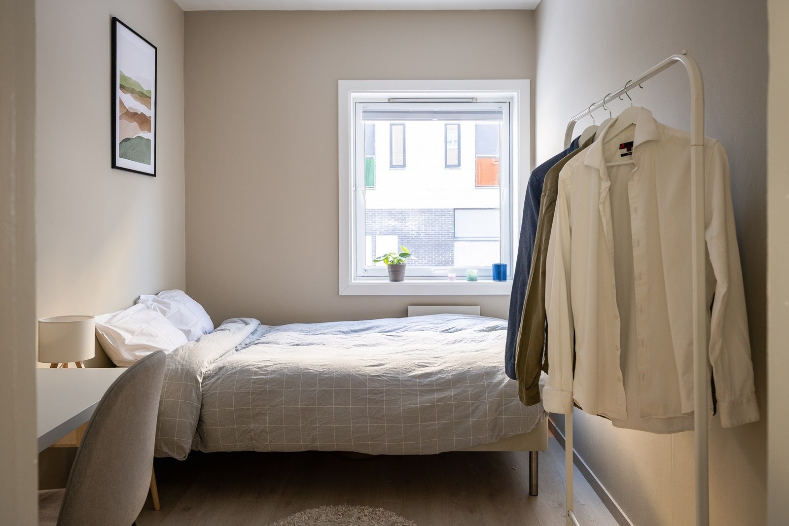 Soverommet er på ca. 8 m². Det er lite innsyn på soverommene, ettersom leiligheten ligger i høy 1. etasje. Galleribilde