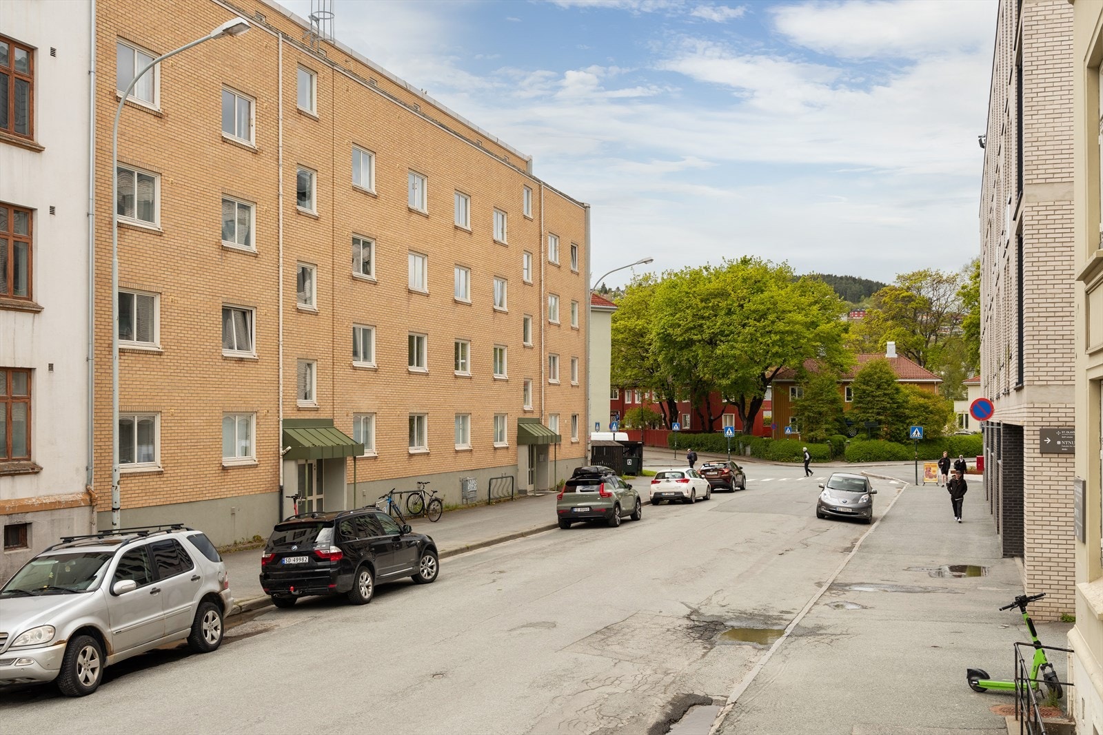 I 2018-2019 ble det etablert nytt brannalarmanlegg med direktekobling til brannvesenet. Det ble også montert nytt porttelefonsystem av Vintervoll AS i regi av borettslaget i 2020. Det er mulighet for soneparkering like utenfor leiligheten. Galleribilde