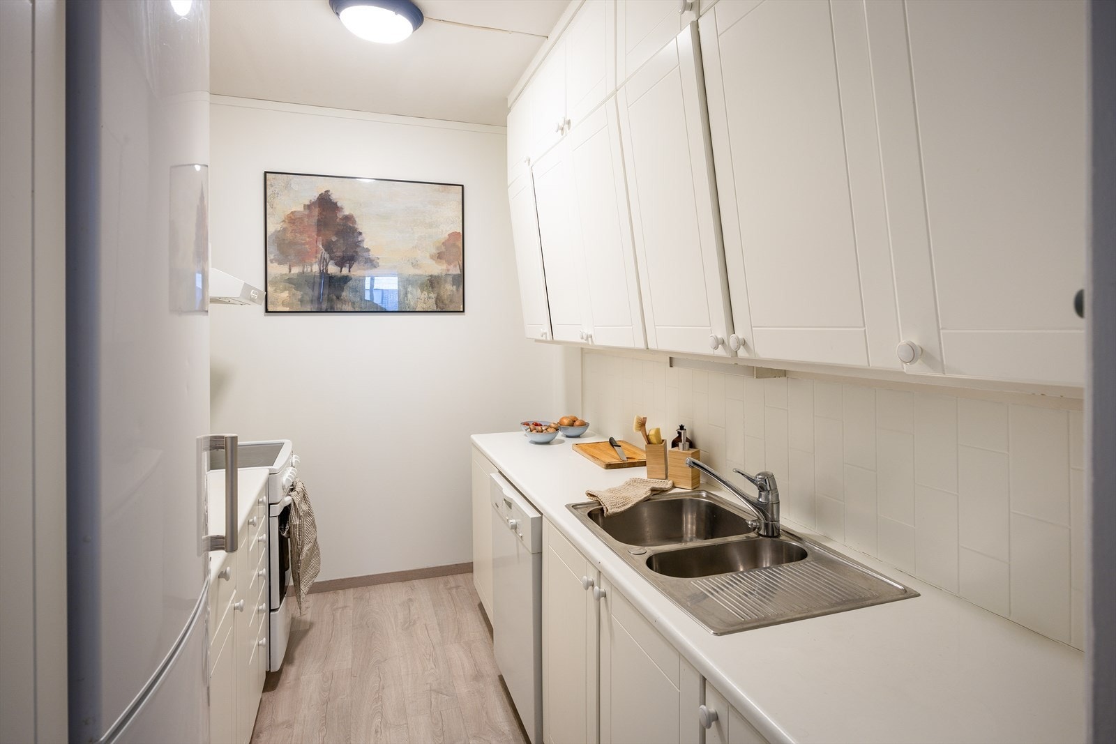 Kjøkkenet er på 6,5 m² og ble oppgradert mellom 2000-2007. Galleribilde