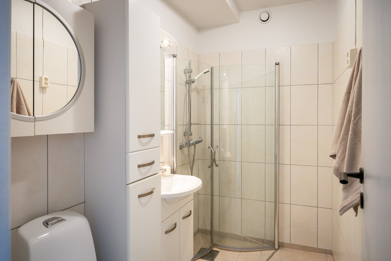 Flislagt bad på 3,2 m² med gulvvarme. Galleribilde