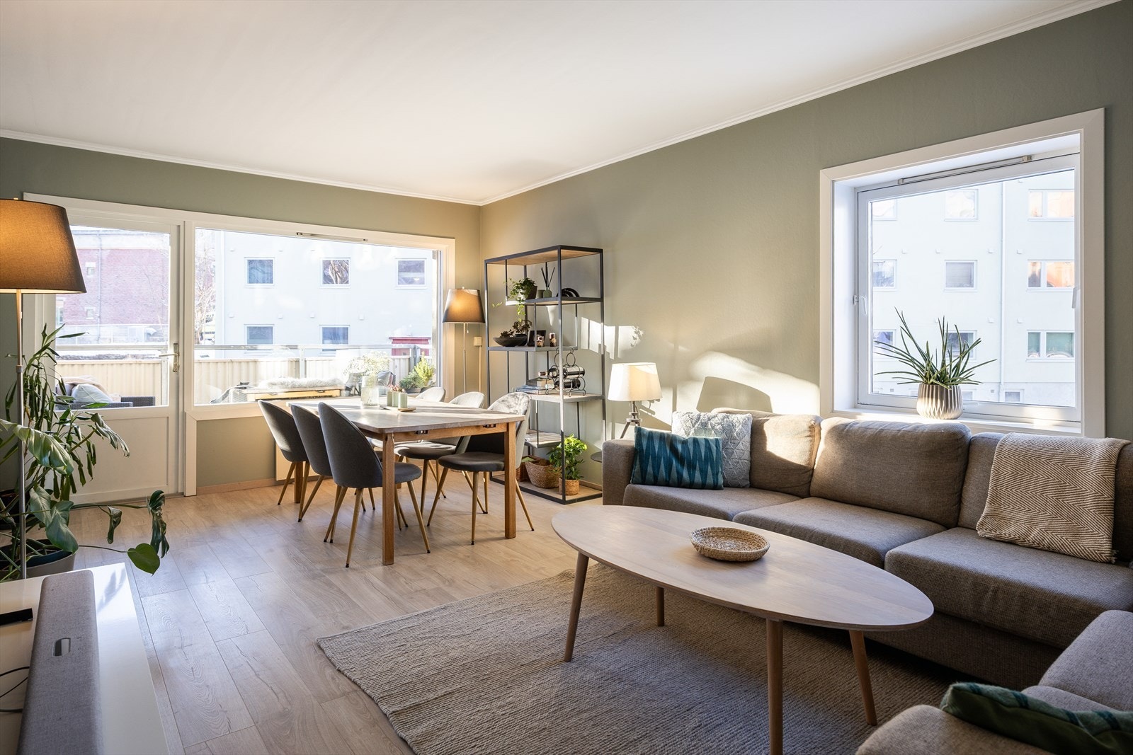 Romslig stue som enkelt rommer både hverdag og selskap. Leiligheten disponerer tre boder for praktisk oppbevaring. Én på loft og to i kjeller. Galleribilde