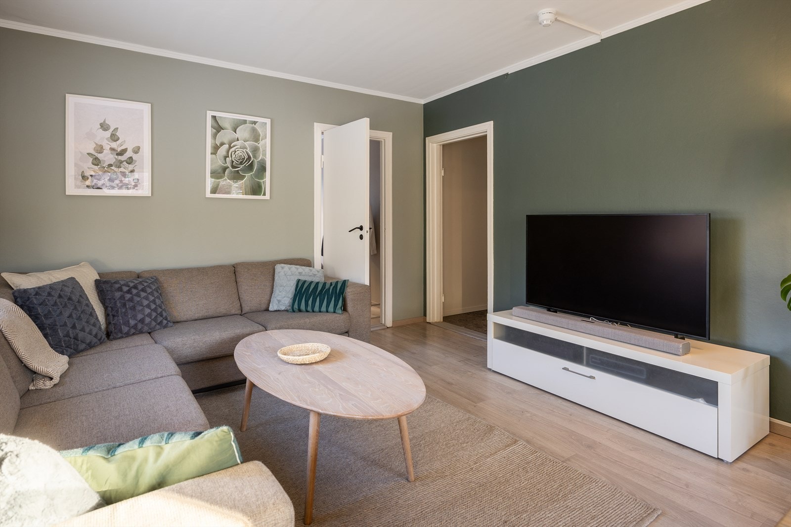 Felleskostnader inkluderer blant annet TV/internett, betjening av andel fellesgjeld, kommunale avgifter, felles byggningsforsikring og diverse vedlikehold/drift iht. regnskap. Galleribilde