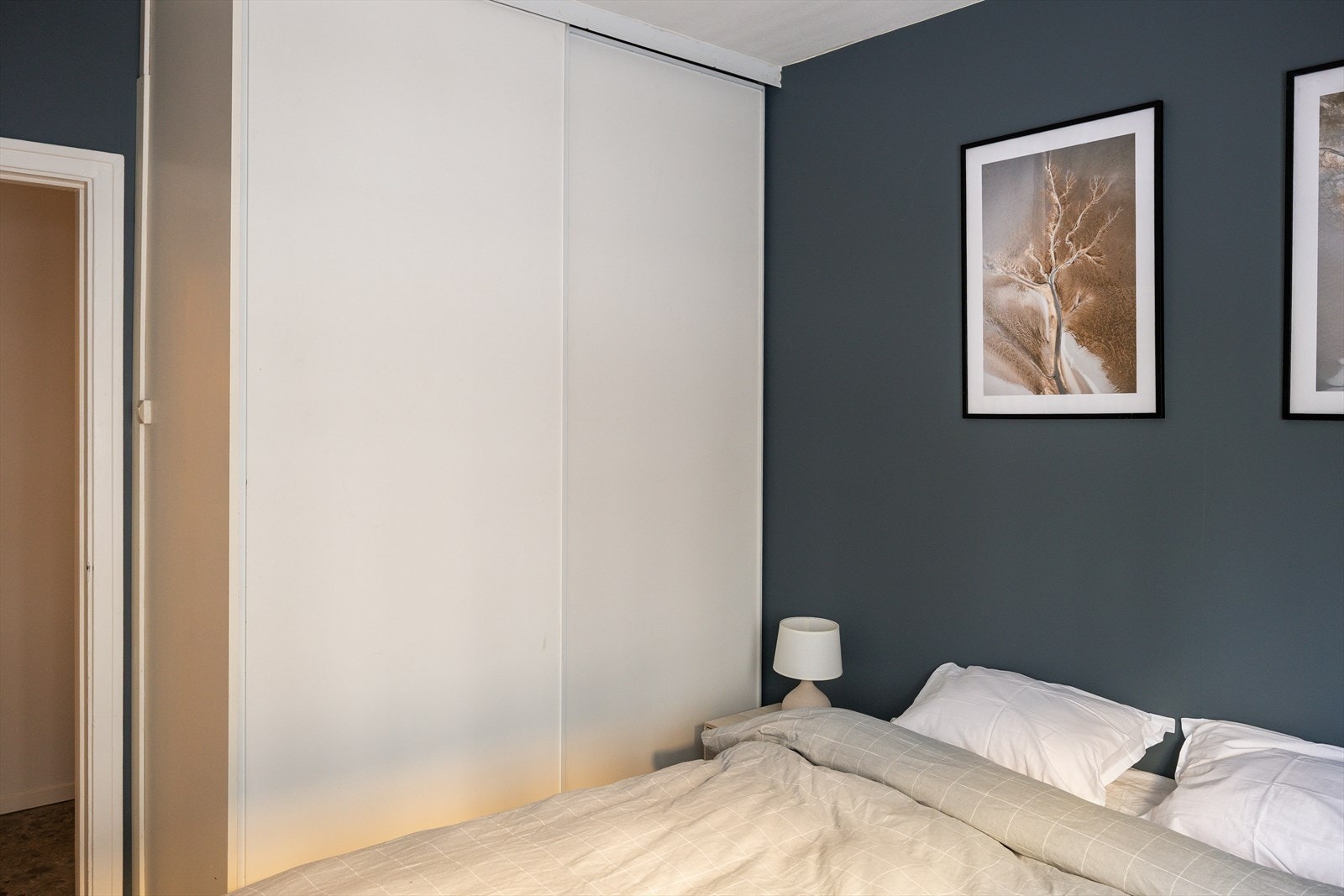 Praktisk skyvedørsgarderobe for praktisk oppbevaring. Galleribilde