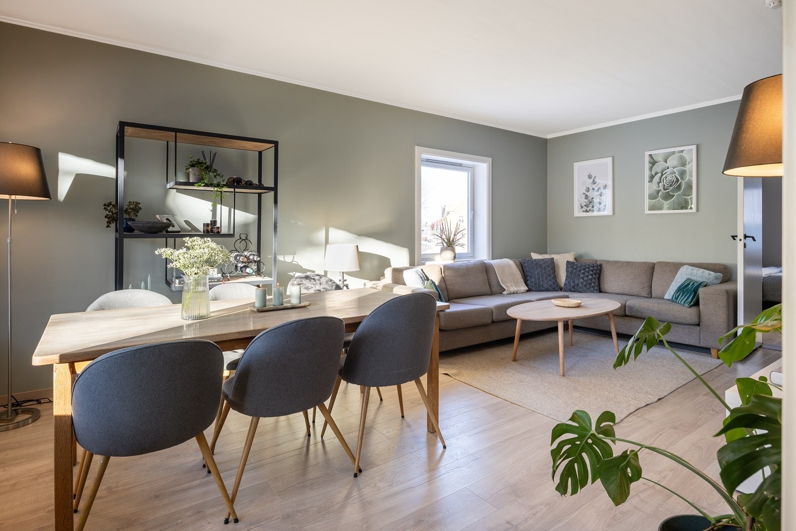 Leilighetens stue er på ca. 22 m². De rause vindusflatene sørger for rikelig med naturlig lysinnslipp. Galleribilde