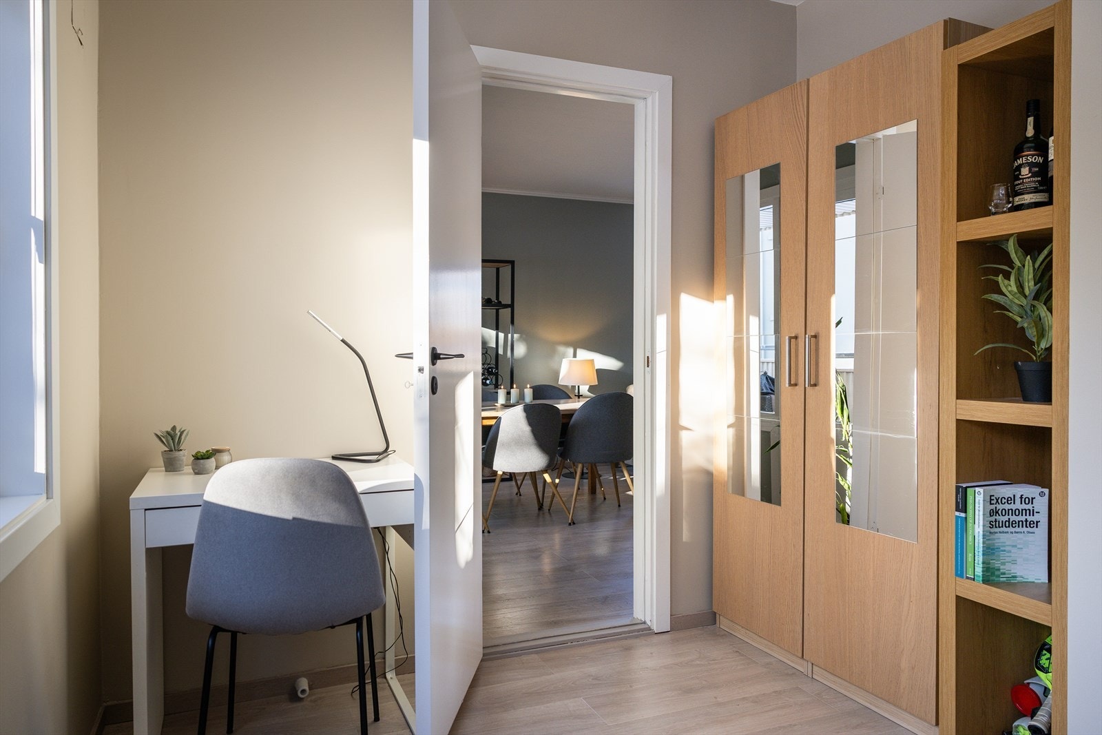 Her har du god plass til ønsket sengestørrelse og tilhørende møblement. Praktisk garderobeskap medfølger handelen. Galleribilde