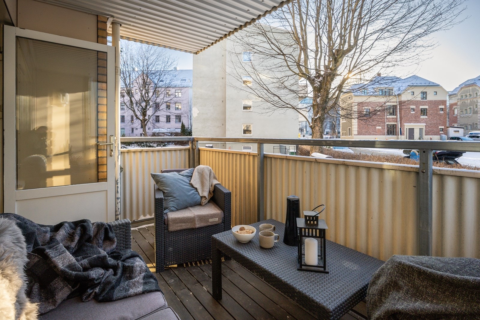 Velkommen til Klostergata 37B - En sentral og innbydende 4-roms hjørneleilighet i høy 1. etasje på populære Øya med solrik balkong. Galleribilde