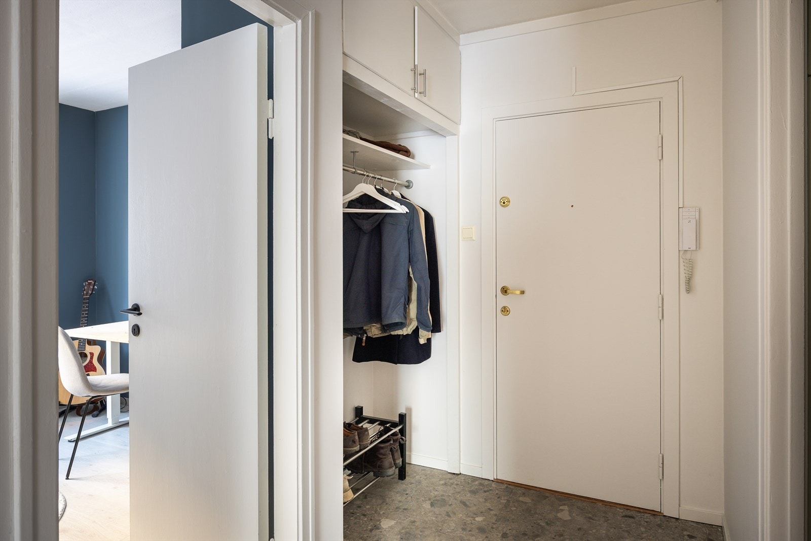 Trivelig entré på 5,9 m² med god plass til praktisk oppbevaring av yttertøy og sko. Galleribilde