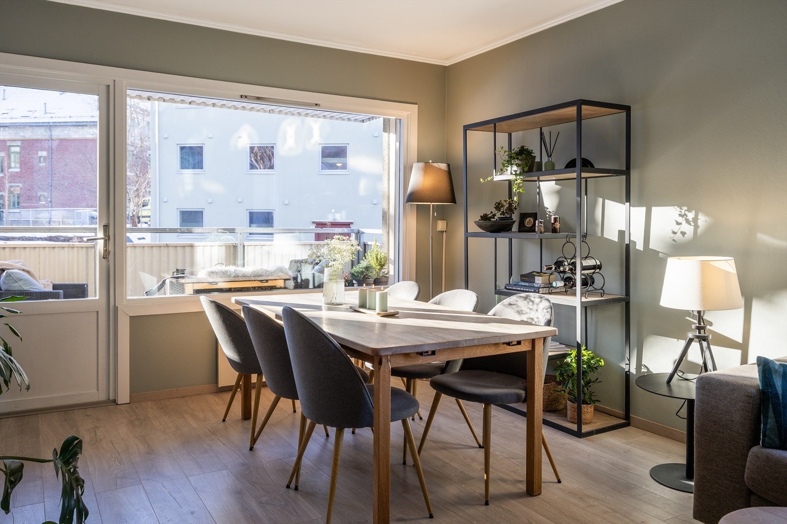 Her bor du praktisk til med kort vei til dagligvare, NTNU, St. Olavs, Teknostallen, Helgasetr, Samfundet og Trondheim sentrum som byr på "alt" av fasiliteter. Galleribilde