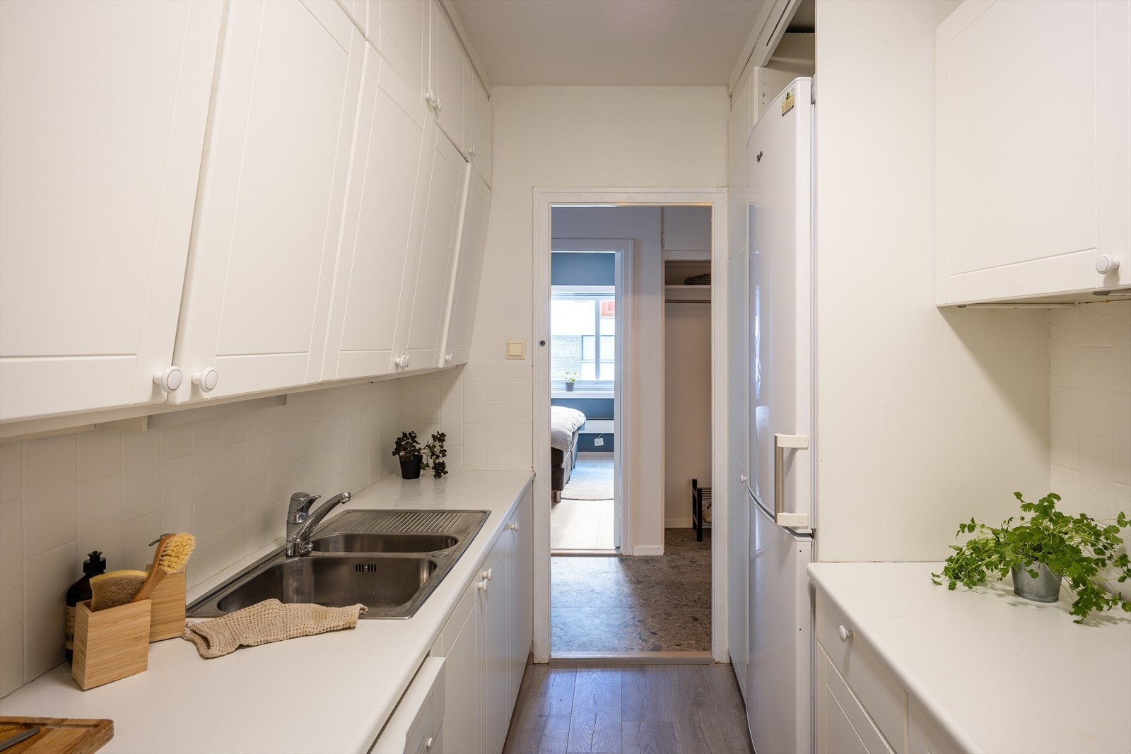 Hvitevarer som komfyr, kombiskap og oppvaskmaskin kan medfølge handelen ved ønske. Galleribilde