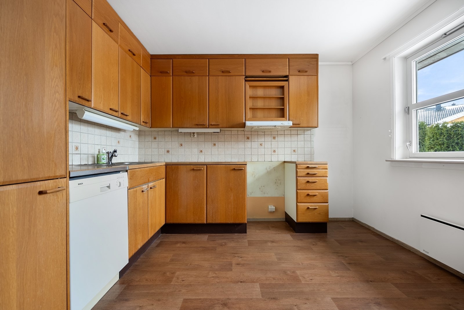 Kjøkkeninnredning fra byggeår med fronter i finert utførelse Galleribilde