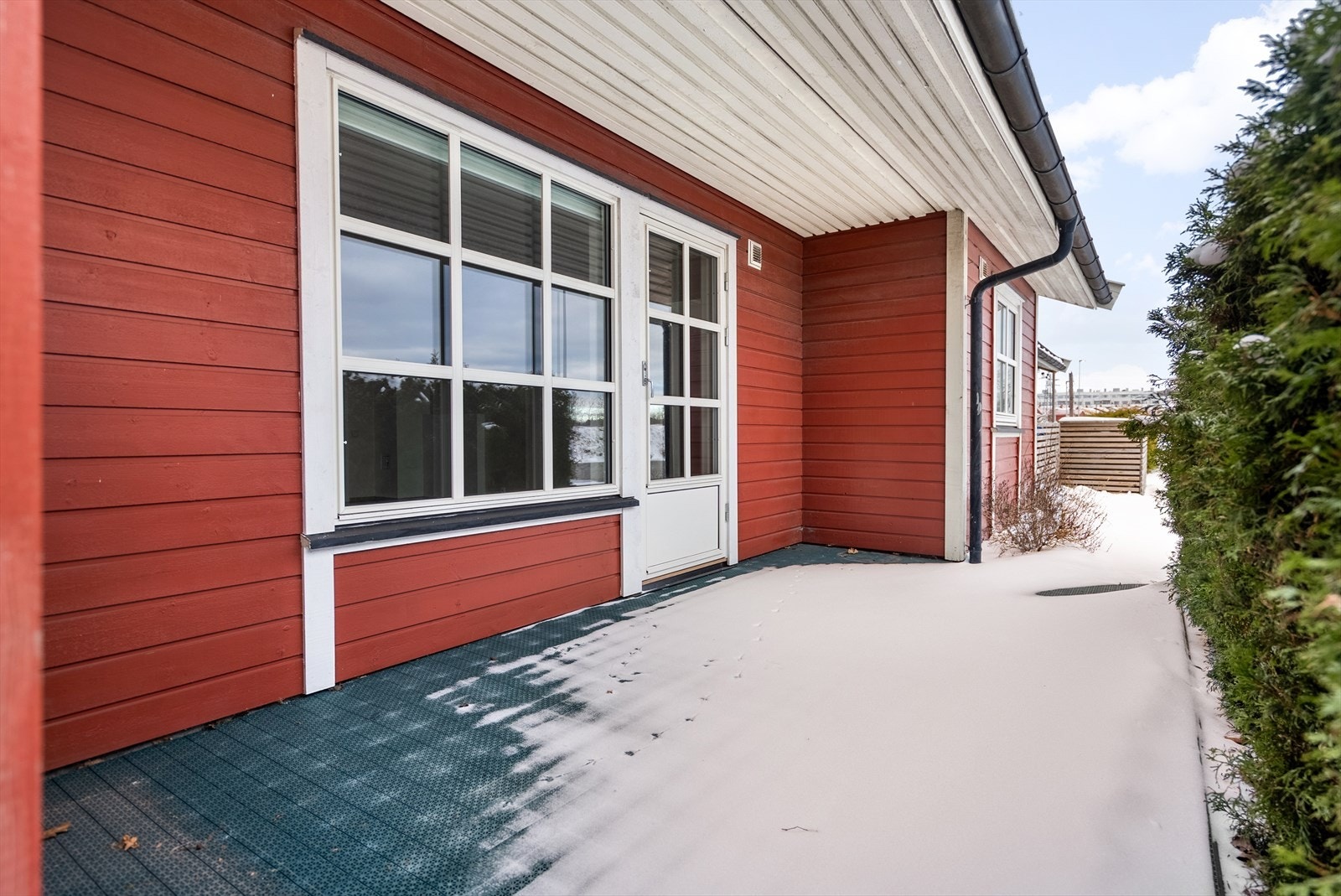 Skjermet og fin uteplass med adkomst fra stuen Galleribilde