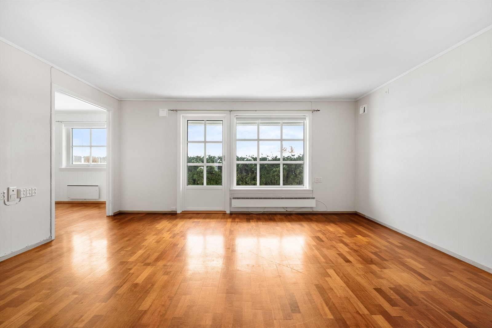 Boligen er lysmalt og har parkett på gulv i stue Galleribilde