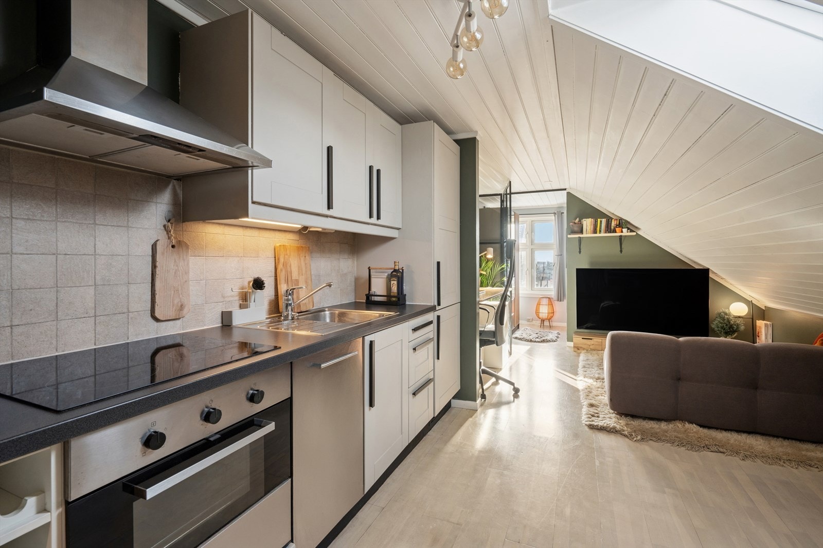 Dette er en lys og arealeffektiv 2-roms loftsleilighet i sjarmerende trehus, svært sentralt på Nydalen Galleribilde