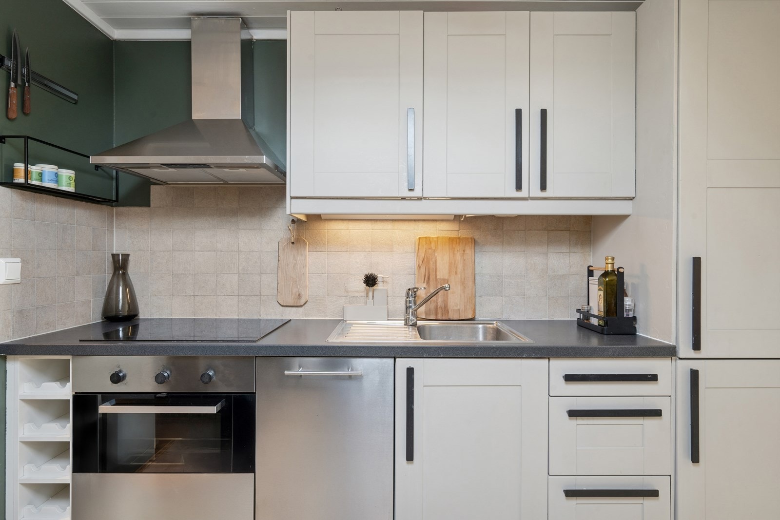 Lyst og tidløst kjøkken med funksjonelle flater Galleribilde