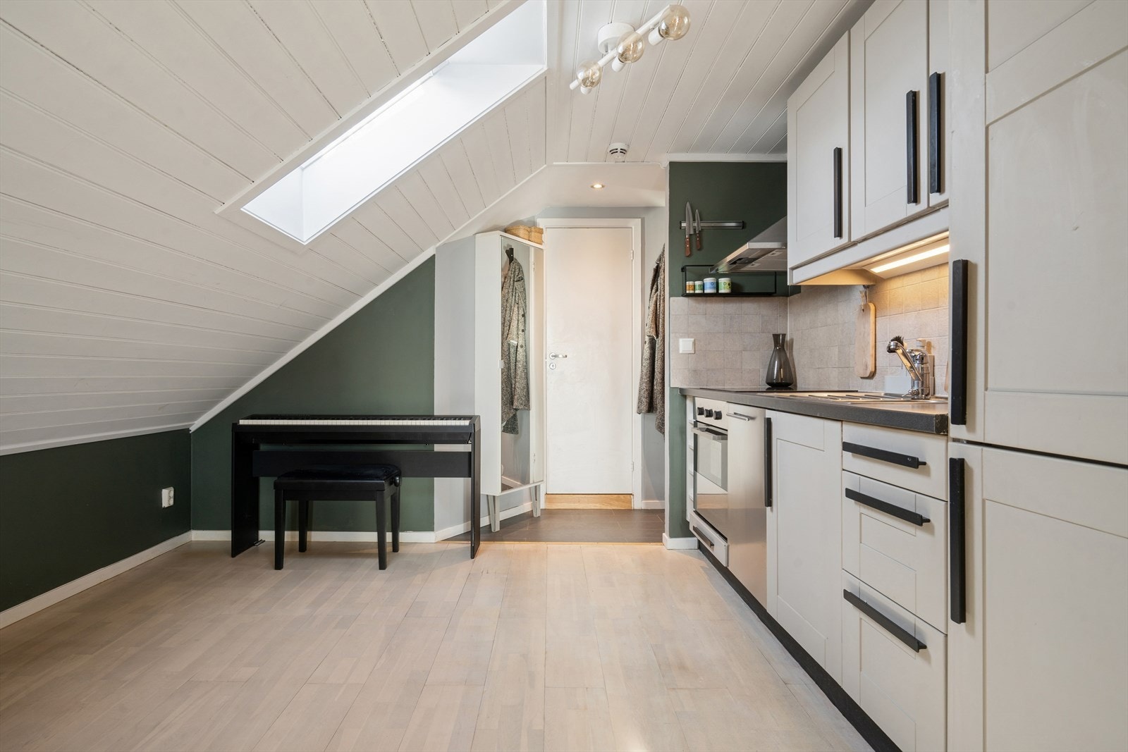 Kjøkkenet praktisk og inneholder godt med skuff- og skapplass samt fine arbeidsflater Galleribilde