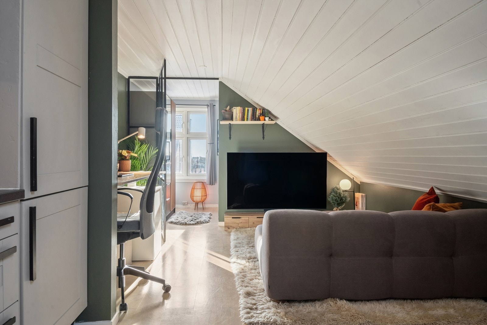 Åpen løsning med plass til både tv-stue og et lite kontorhjørne på venstre side Galleribilde