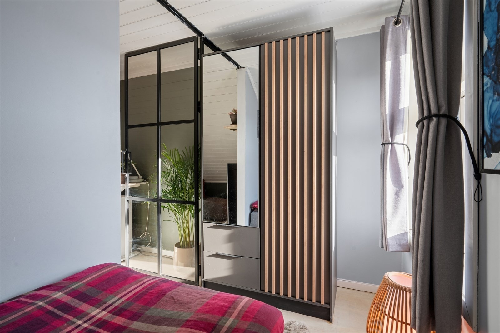 Her er det både god plass til seng og garderobeskap Galleribilde