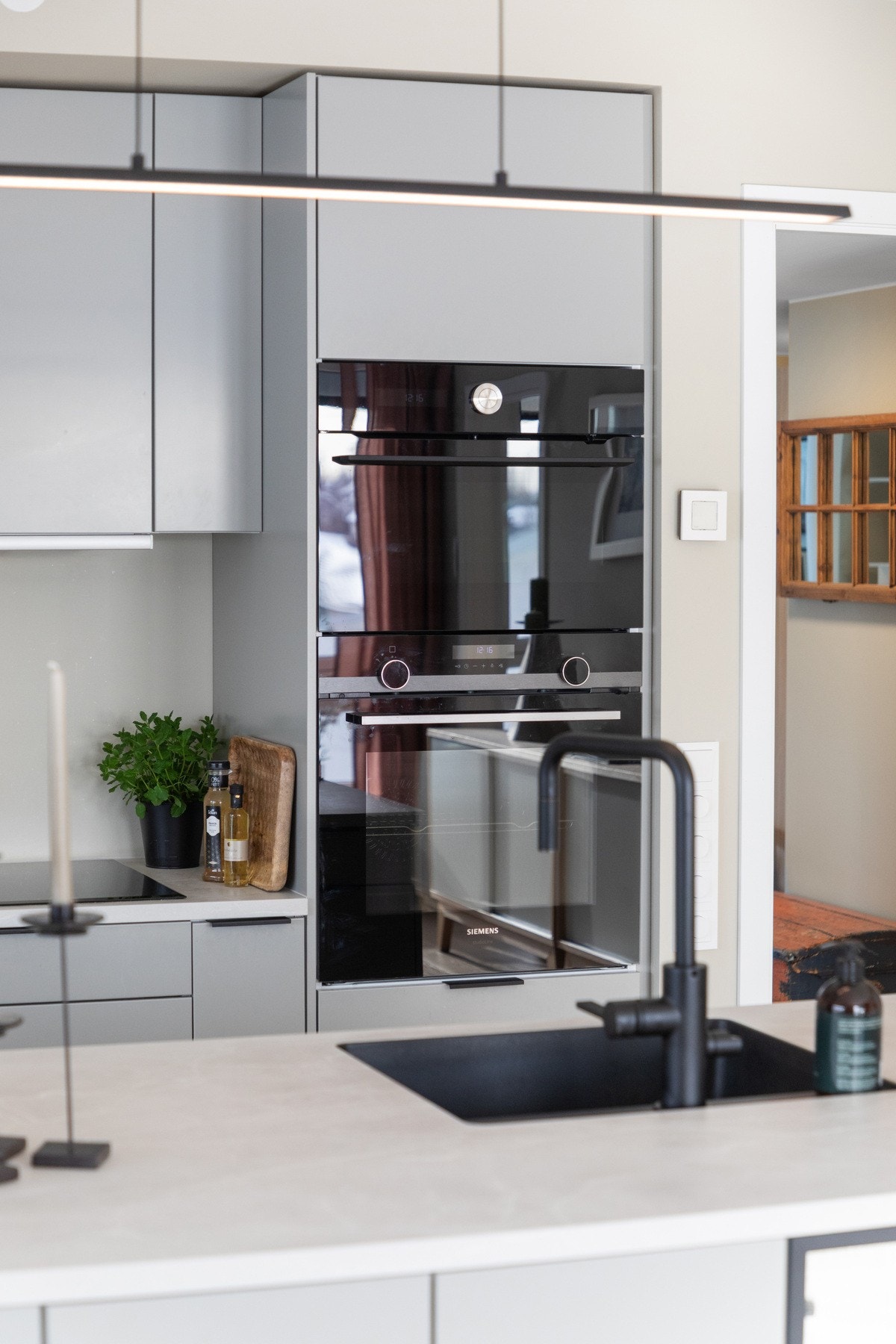 Alle hvitevarer er integrerte. Stekeovn og mikrovarmluftsovn er plassert i høyskap. Øvrige hvitevarer er fra Siemens og består av induksjonstopp, oppvaskmaskin og kombinert kjøl/frys. Galleribilde